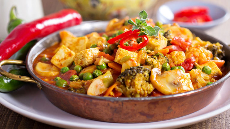 Gemüsecurry mit geröstetem Tempeh