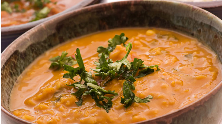 Rote Linsen Suppe mit Kokos und frischem Koriander