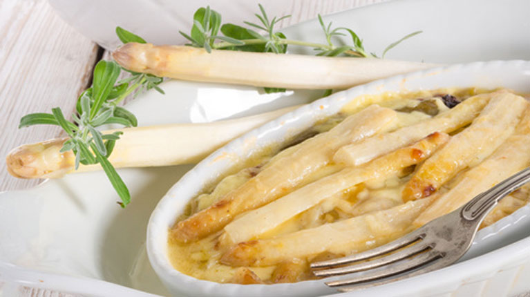 Bärlauch-Spargel-Gratin mit Ziegenkäse
