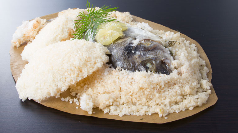 Brasse in Salzkruste
