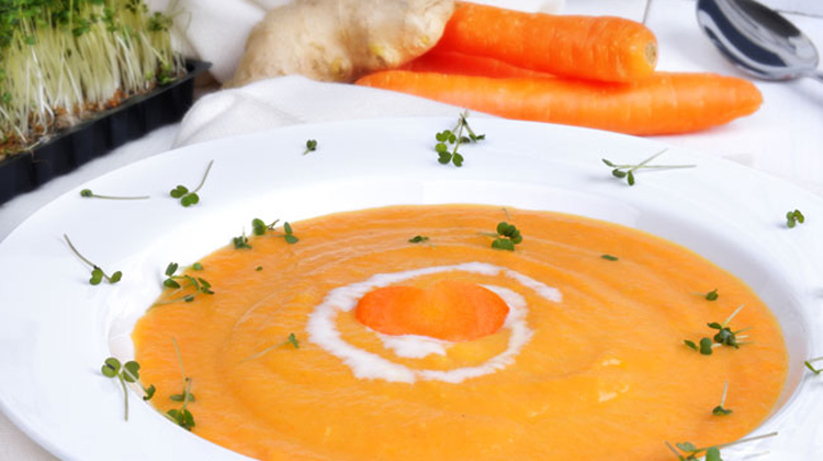 Fruchtige Möhren-Ingwer Suppe mit Orangenöl