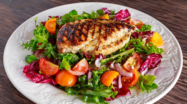 Gegrillte Hähnchenbrust auf Sommersalat