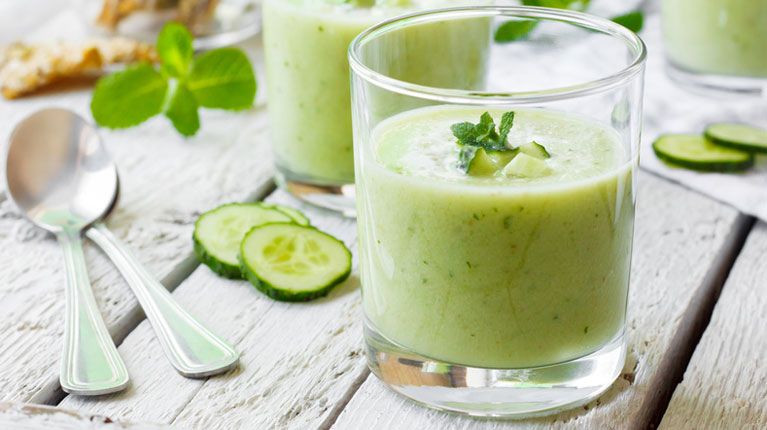Grüne Kaltschale mit Minze