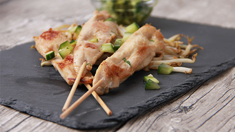Hähnchenbrustspieß in Ingwermarinade mit süßem Gurken Dip