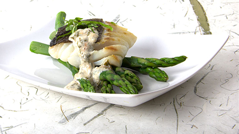 Kabeljaufilet mit grünem Spargel und Sauerampfersauce