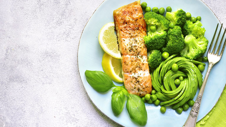 Lachs mit grünem Gemüse und Mandelsauce