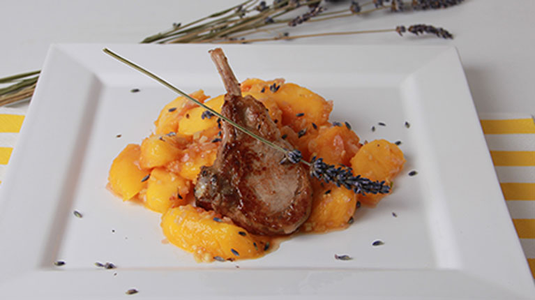 Lammkoteletts auf Lavendel-Pfirsichsalat