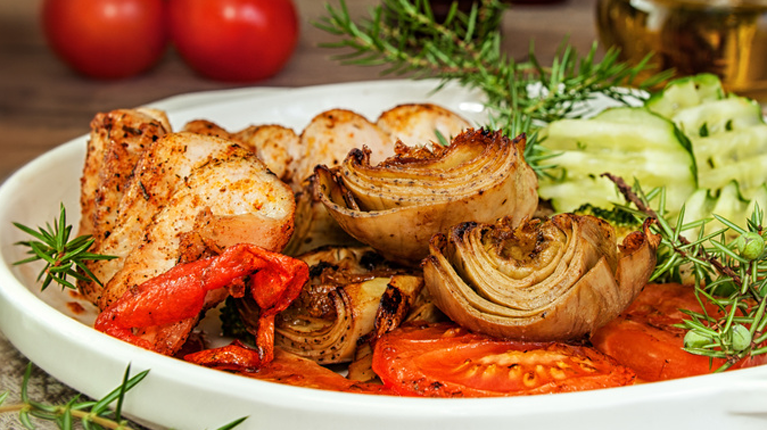 Mediterrane Hähnchenpfanne mit Artischocken