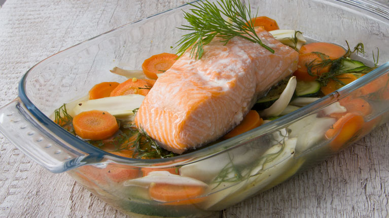 Pochierter Lachs auf buntem Gemüse