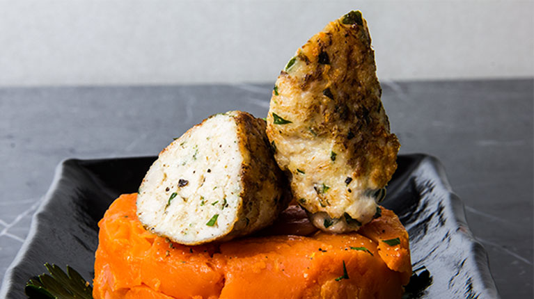 Putenhackröllchen mit Möhrenpüree