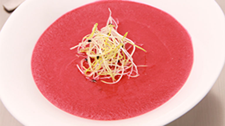 Rote Bete Suppe mit Senf und Meerrettich