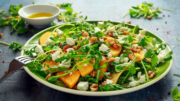 Sommersalat mit Pfirsichen