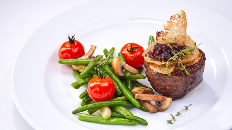 Steak vom Reh mit buntem Gemüse