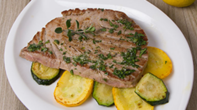 Thunfischsteak auf Antipasti