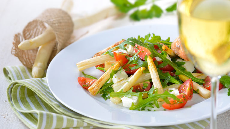 Warmer Spargel-Rucola-Salat mit Pesto