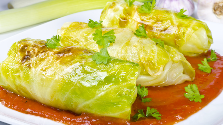 Wirsingrouladen mit Tomatensauce