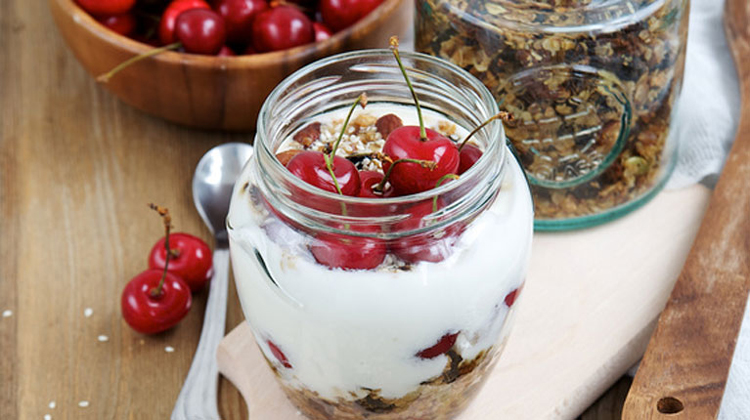 Quark-Leinöl-Kost mit Erdmandelflocken